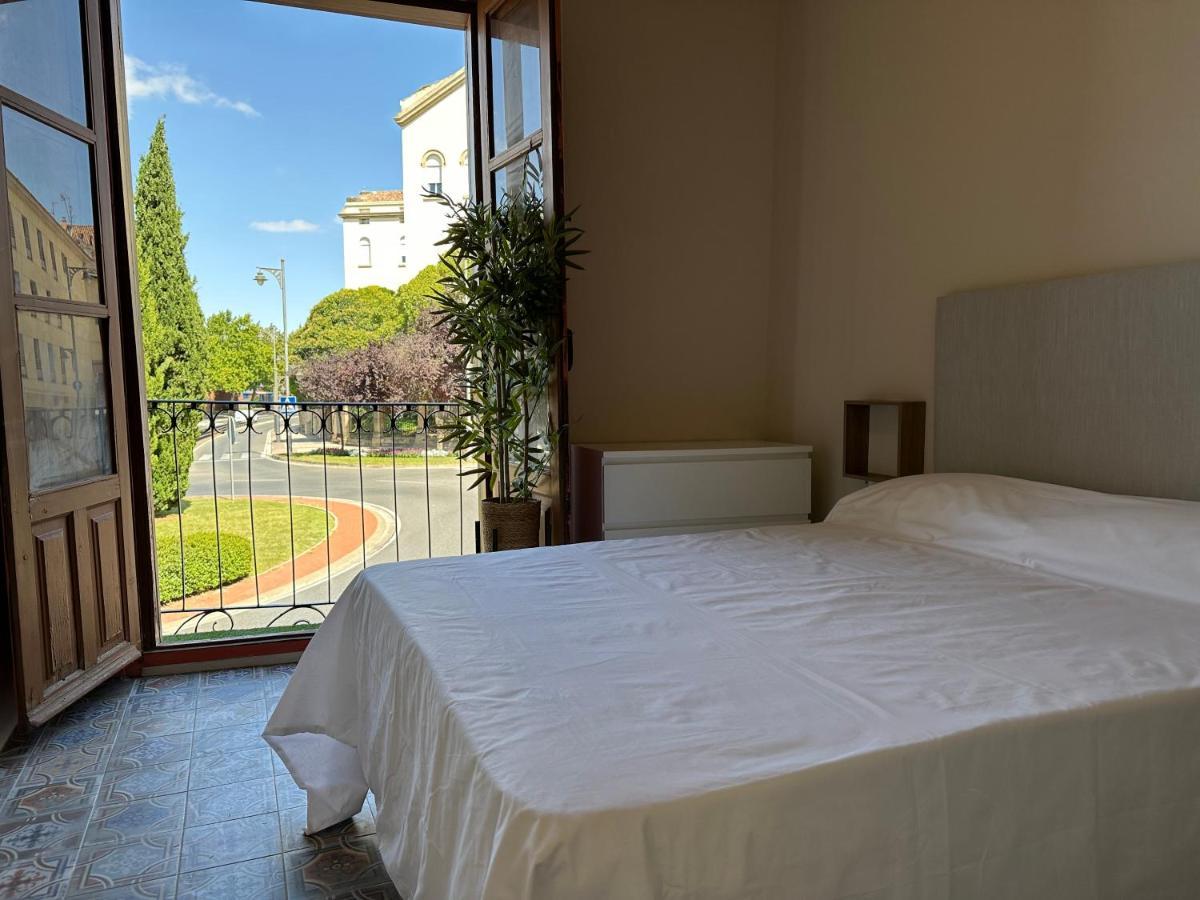 Apartamento Puente De Piedra ログローニョ エクステリア 写真